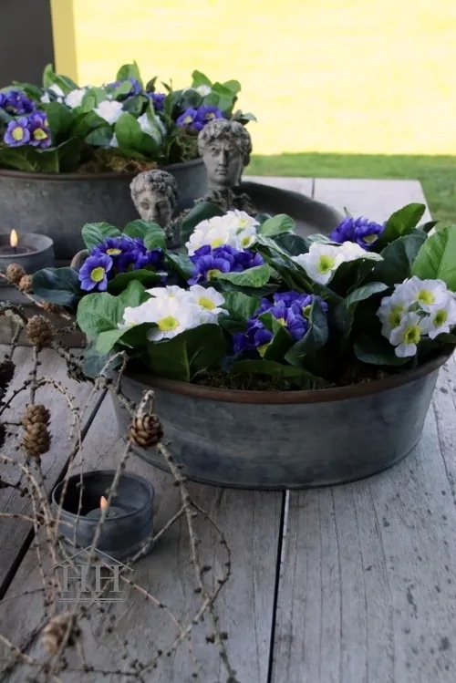 Kunst primula blauw in zinken bak