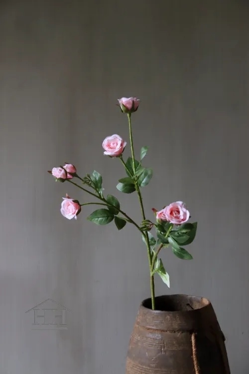 Kunst roosjes kunsttak roze in houten kruik