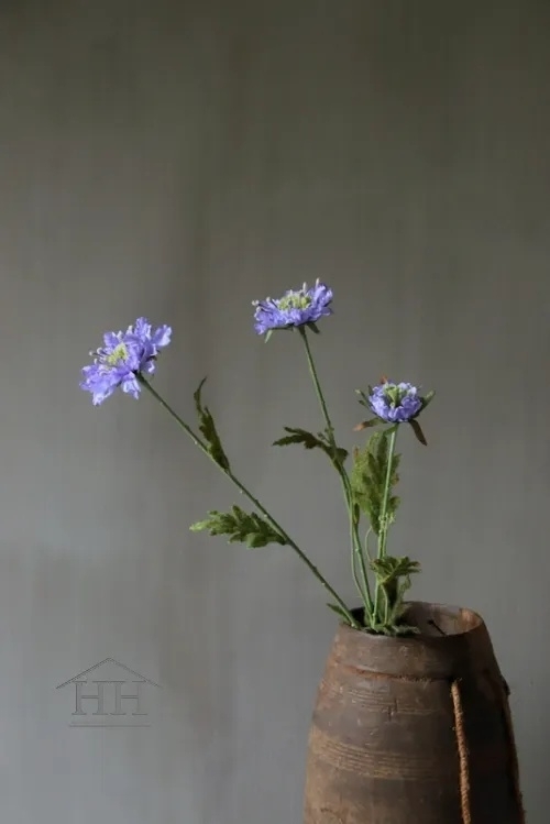 Kunstbloem scabiosa lila in houten kruik