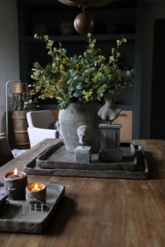 Kunstbloemen boeket in landelijke woonkamer