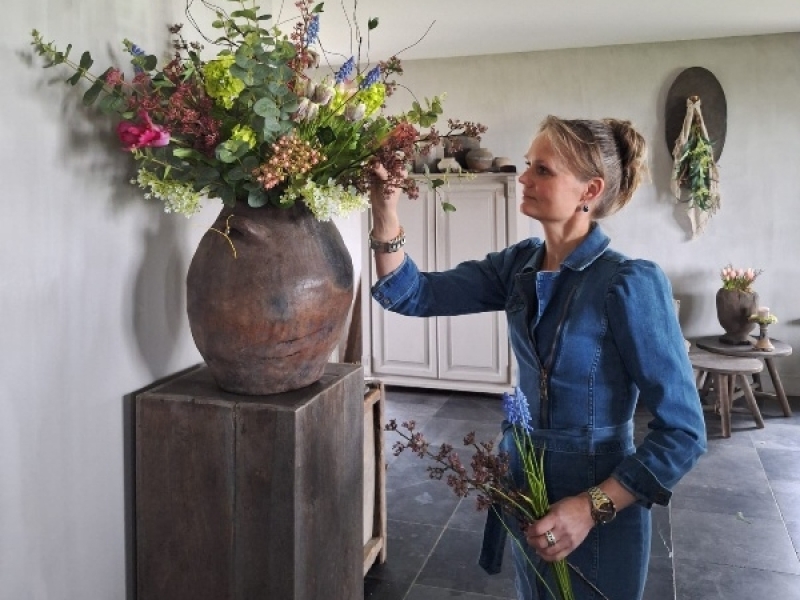 Kunstbloemen boeket schikken in woonwinkel Hillary'sHome