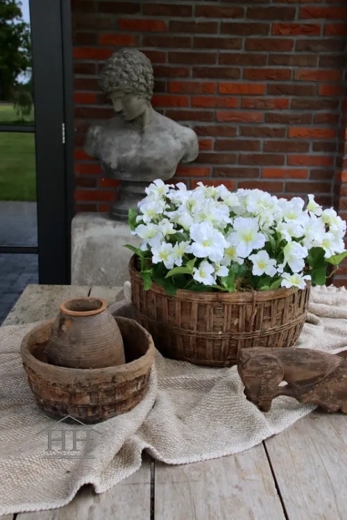 Kunstplanten styling witte petunia in bamboo mand