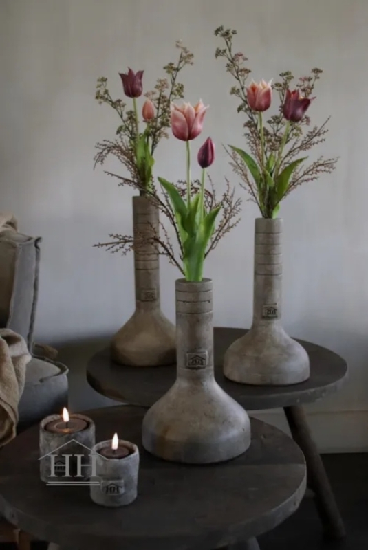 Kunsttulpen in hoge vaas