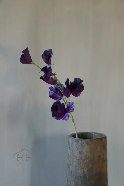 Lathyrus kunstbloem paars siererwt in een houten vaas
