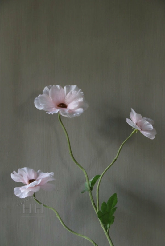 Mooie kunstbloem ranunculus zachtroze die zeer realistisch is.