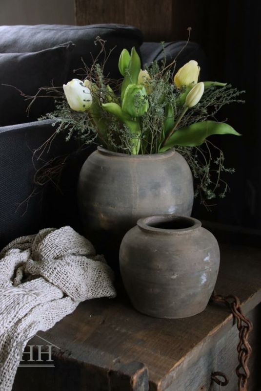 Tulpenboeket met wilde tijm in pot in landelijke stijl | Hillary'sHome