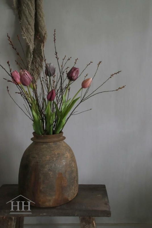 Wilde gagel en mauve tulpenboeket in houten pot | Hillary'sHome