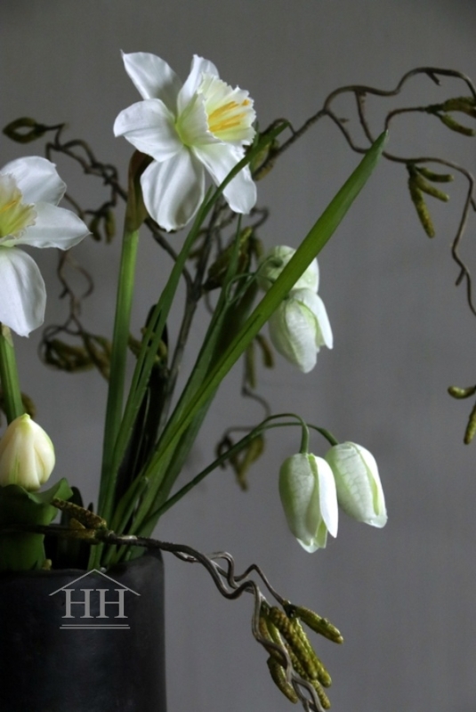 Witte zijden bloemen in terracotta vaas!