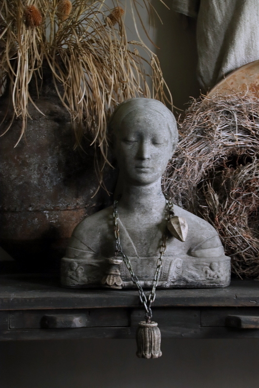 Woonketting met betonnen ornamenten om hals van beeld Serena