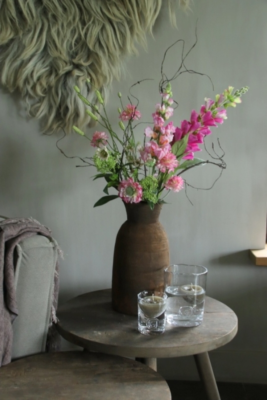 Een zijden boeket met populaire zijden bloemen in een houten kruik