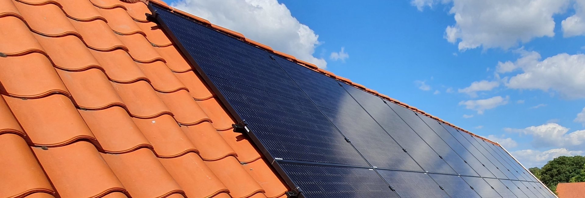 Hoe installeer je zonnepanelen? Een strak spiegelvlak PV systeem