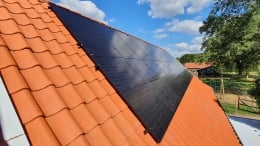 Hoe installeer je zonnepanelen? Een strak spiegelvlak PV systeem