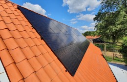 Hoe installeer je zonnepanelen? Een strak spiegelvlak PV systeem