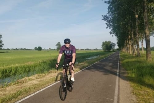 Hollandfit Collega Dennis aan het fietsen tussen weilanden
