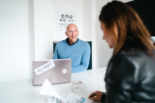 Directeur Erik Steenbakker in overleg