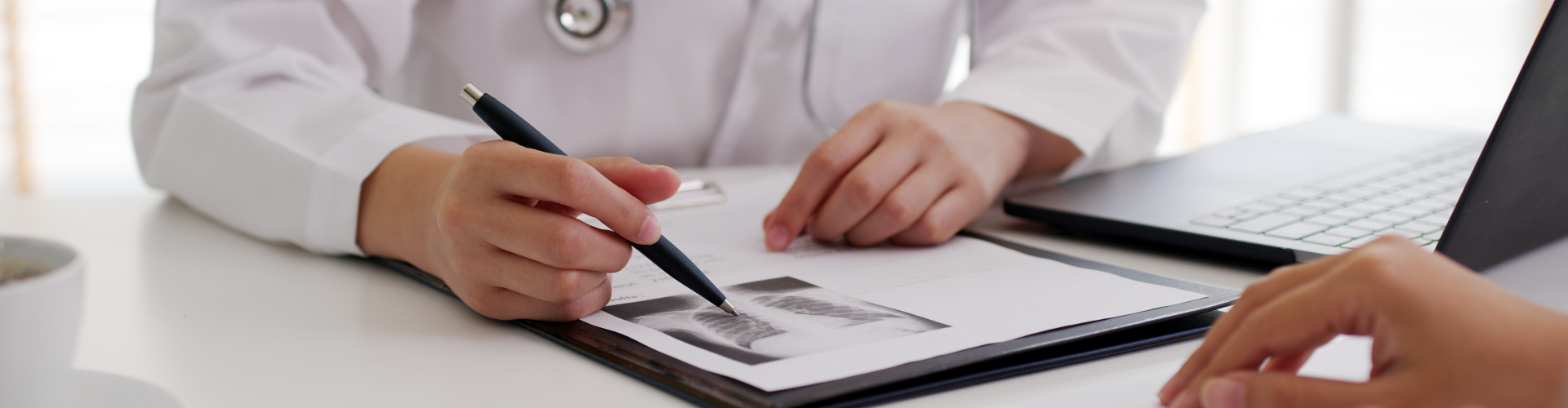 Afspraak bij de dokter en de dokter schrijft een stuk tekst