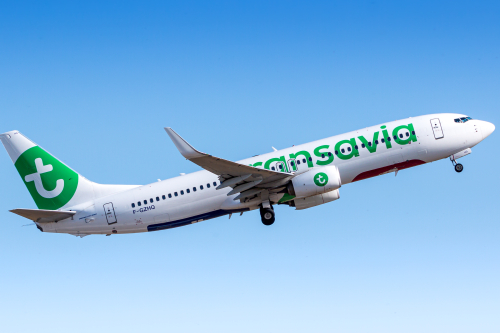 Transavia vliegtuig stijgt op in een blauwe lucht