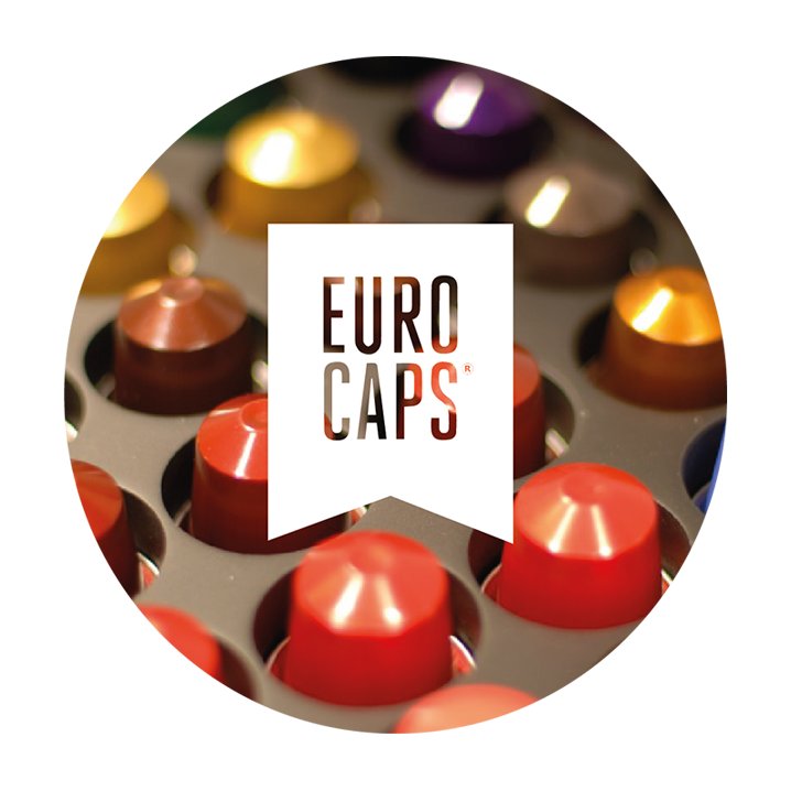 Logo van eurocaps met koffie cups op de achtergrond