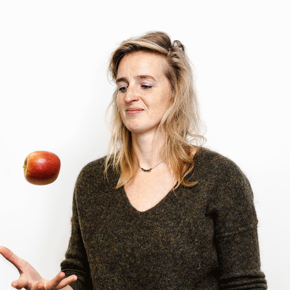 Gif Karin gooit een appel en vangt hem weer