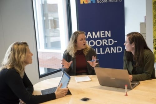drie dames van provincie noord holland in gesprek