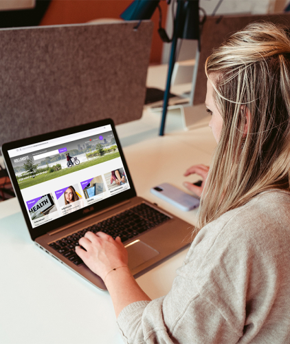 Laura bekijkt op laptop het vitaliteitsplatform