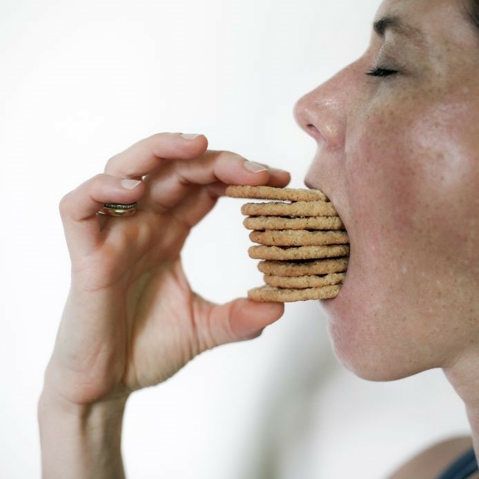 afbeelding vrouw met koekjes