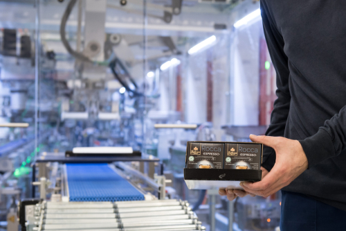 eurocaps sfeer Sfeerbeeld Eurocaps, doosje wordt vastgehouden bij een lopende band