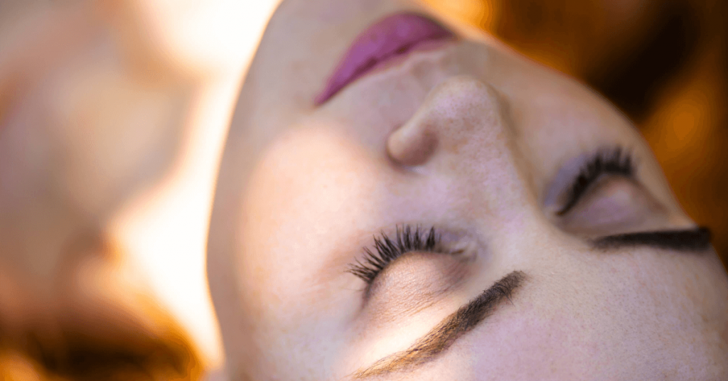 Vrouw met gesloten ogen in rust - stoppen met piekeren - Hoofdregisseur