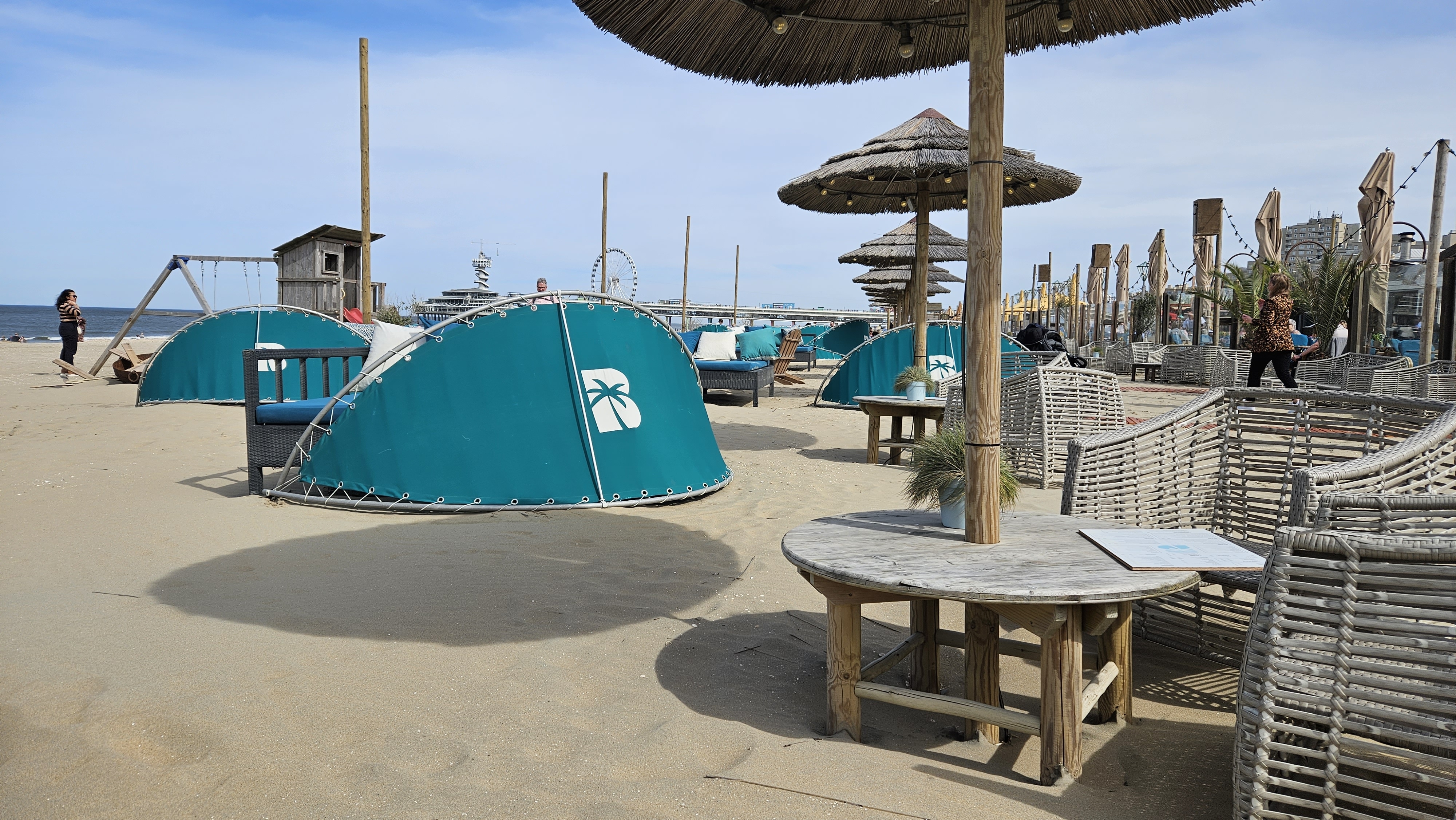 Opnieuw beklede windschermen met logo voor een beachclub blue lagoon scheveningen