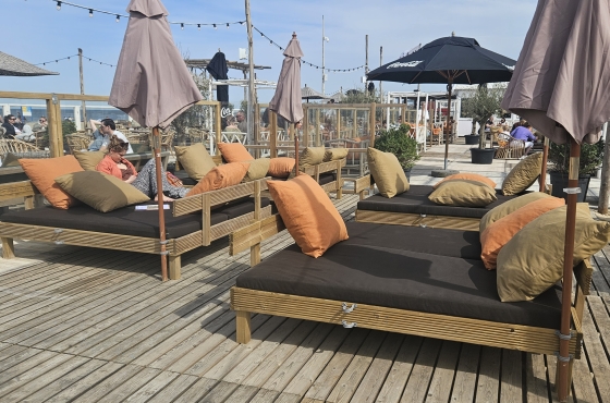 horeca-kussens-loungekussens-beachclub-scheveningen