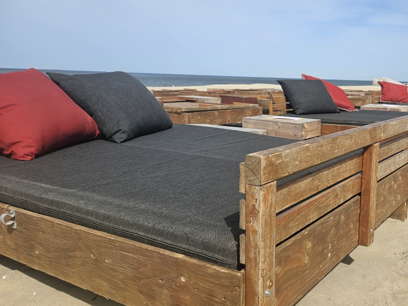 ligbedkussens-strandbedden-horeca-strand-scheveningen