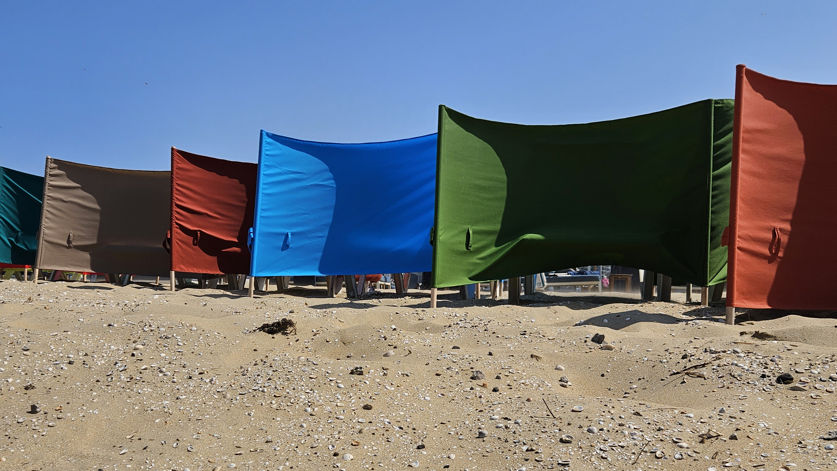 Stoffen windschermen in verschillende kleuren zonder scheerlijnen op het strand