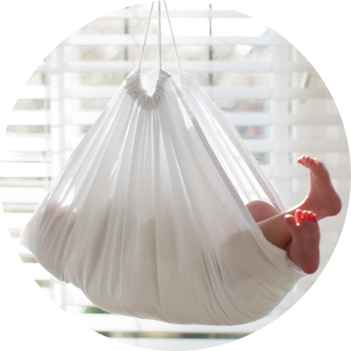 De kraamverzorgende weeg de baby in haar unster