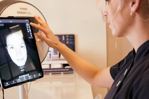 Vrouw ontvangt professionele huidverbetering bij House of Skin Arnhem
