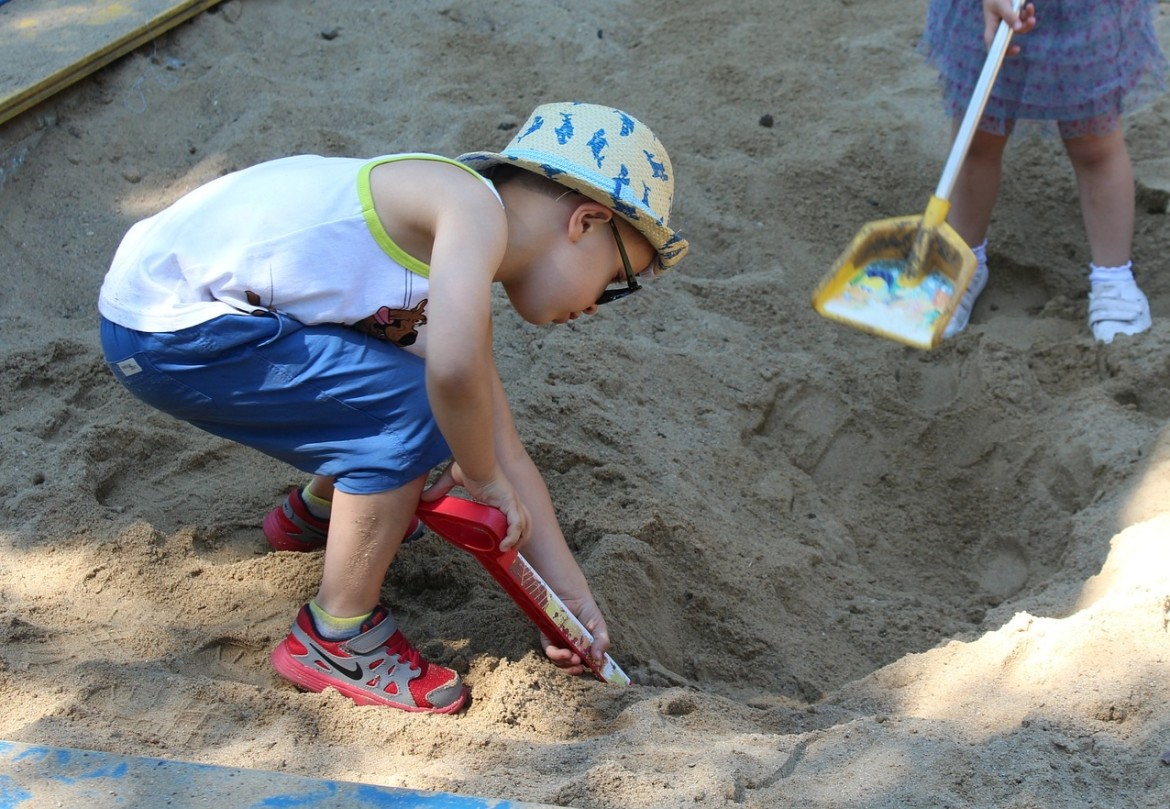 zandbak in kindvriendelijke tuin