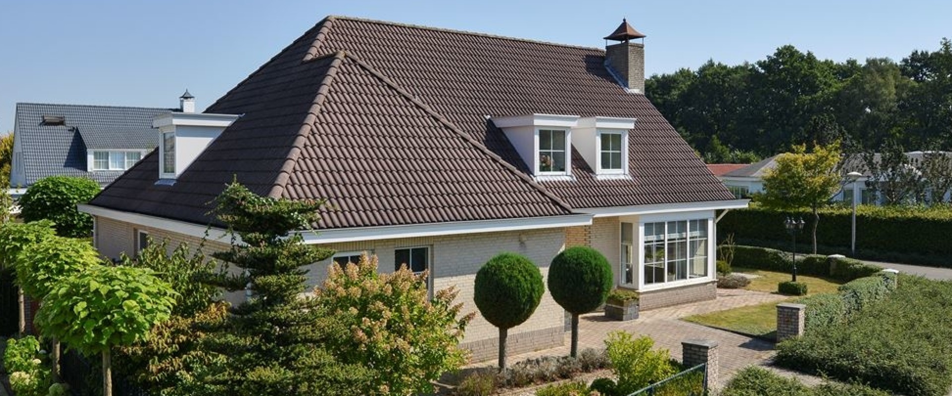 Fraaie, vrijstaande villa met verwarmd buitenzwembad inclusief jet streams en een grote garage, gelegen in de parkachtige woonomgeving Acht-Zuid op 8 minuten van Eindhoven