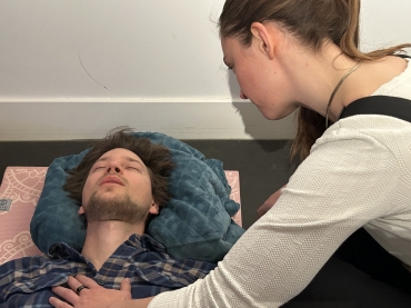 Coach aan het werk met verbonden ademhaling bij jongen
