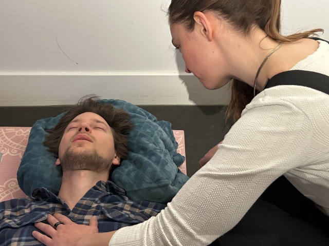 Verbonden ademhaling geeft rust Coach aan het werk met verbonden ademhaling bij jongen