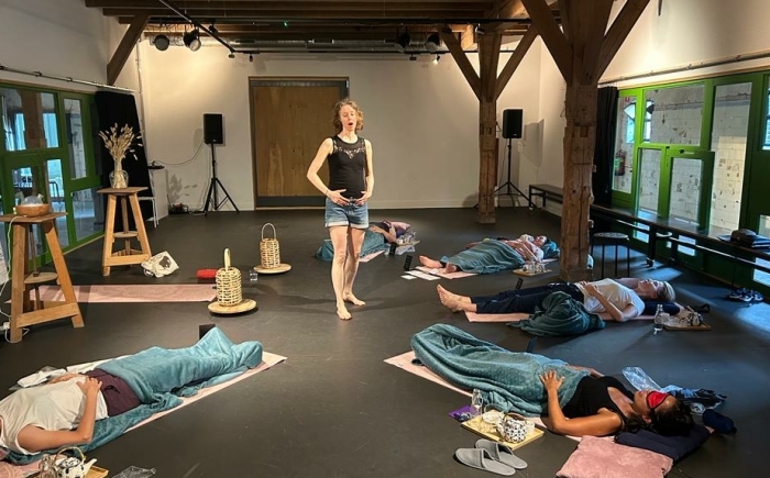 Verbonden ademhaling is een eenvoudige maar krachtige techniek die zowel fysieke als mentale voordelen biedt. Het kan helpen bij het verminderen van stress, het verhogen van energieniveaus, het bevorderen van ontspanning en het verbeteren van concentratie