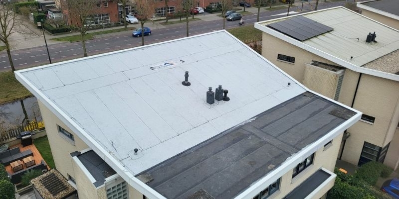 Dakdekker hemelwaterafvoer plat dak bitumen maken