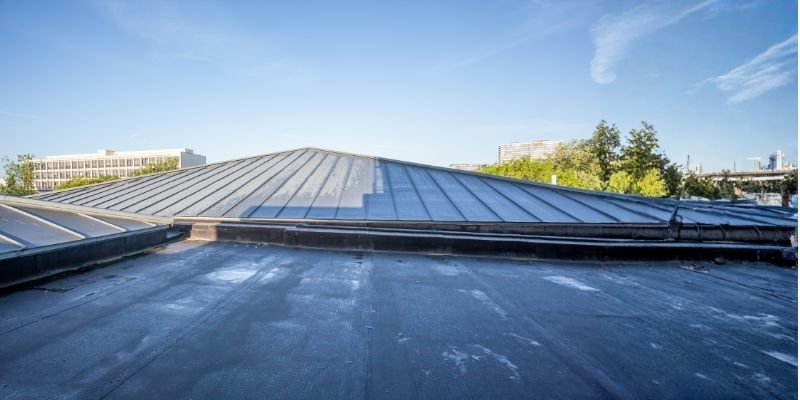 Mooi plat dak met goede isolatie dakdekker gaat isoleren om een hogere isolatiewaarde behalen