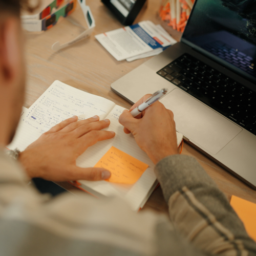 Expert van HybrIT in Utrecht ontwerpt een WCAG-compliant design system, waarbij handgeschreven wireframes worden vertaald naar een schaalbare digitale architectuur.