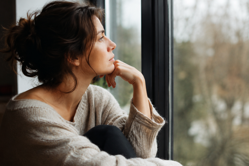 Chronische vermoeidheid Vrouw die uitgeput is en zoekt naar rust
