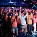 Publiek juicht tijdens hypnose seminar
