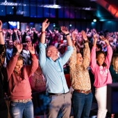 Publiek juicht tijdens hypnose seminar