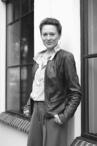 Ieva naast raam buiten Ieva buiten naast raam