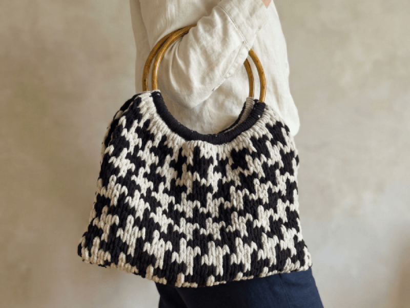 Alize Puffy More tas met houten ringen - breiwinkel.nl