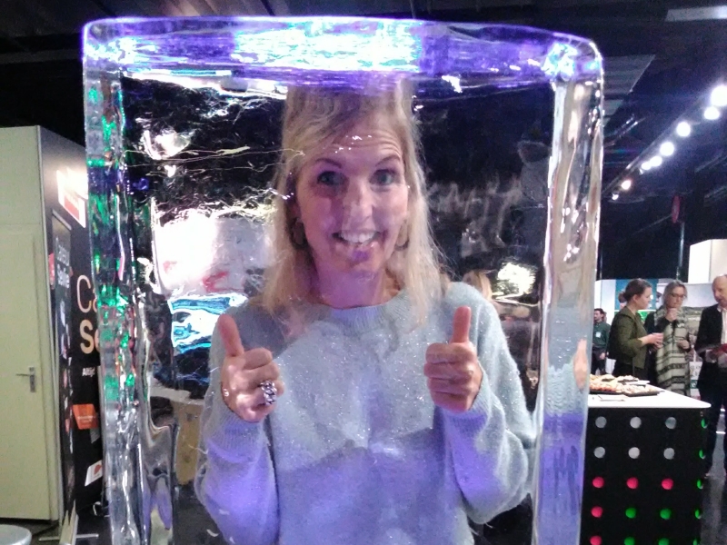 Glashelder ijsblok Hoe word dat eigenlijk gemaakt een kristal helder ijsblok