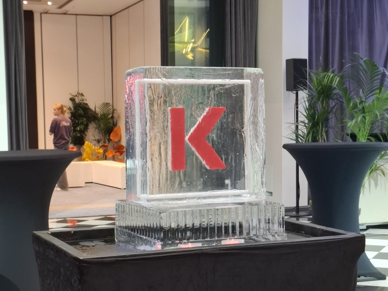 ijssculptuur met logo logo in ijs op locatie