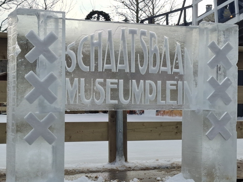 ijssculptuur met logo en naam
